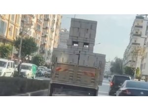 MERSİN’DE TEHLİKELİ YÜKLEME YAPAN KAMYON SÜRÜCÜSÜNE CEZA YAĞDI