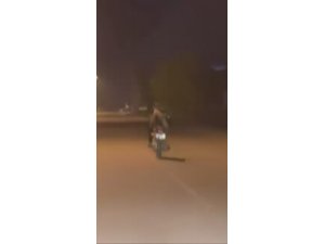 MOTOSİKLETİ YATARAK KULLANIP TRAFİĞİ TEHLİKEYE SOKAN SÜRÜCÜYE 21 BİN LİRA CEZA