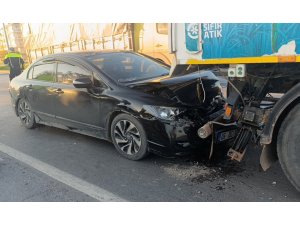 OTOMOBİL YOL SÜPÜRME ARACIYLA ÇARPIŞTI