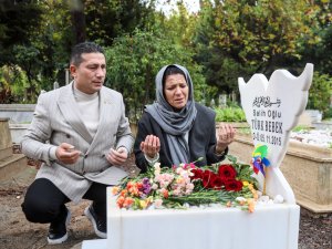 TAZMİNAT KARARI ÇIKINCA MEZAR TAŞINA SARILARAK AĞLADI