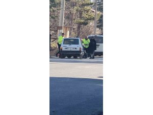 ŞARKİKARAAĞAÇ’TA ELEKTRİKLİ BİSİKLETLE OTOMOBİL ÇARPIŞTI, 2 KİŞİ YARALANDI