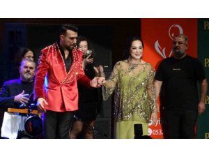 TÜRKAN ŞORAY, ‘İYİLİK KOROSU’ İLE MERSİN’DE SANATSEVERLERLE BULUŞTU