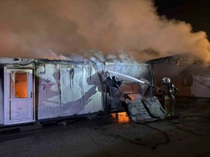 ALEVLERE TESLİM OLAN 6 KONTEYNER YANDI