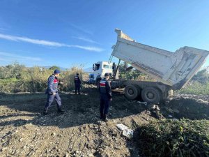 KAŞ’TA İZİNSİZ KUM ALIMINA JANDARMA ENGELİ