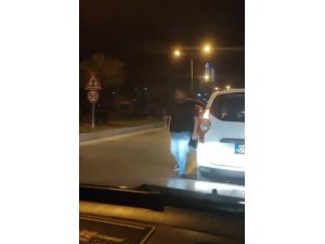 TRAFİKTE TARTIŞTIĞI SÜRÜCÜYE YUMRUK ATTI, O ANLAR KAMERADA