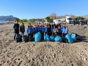 ÖĞRENCİLER SAHİLDE TEMİZLİK YAPTI