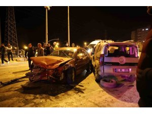 BABA YADİGARI OTOMOBİL HURDAYA DÖNDÜ: 2 YARALI