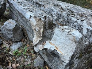 2 BİN YILLIK ASLAN BAŞLI ÇÖRTEN KIRILDI