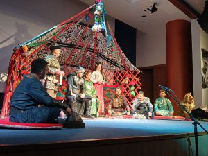 "ÖZÜMÜZÜ KESEN KILINÇ" AYAKTA ALKIŞLANDI