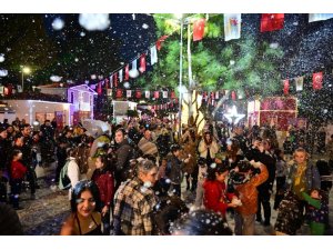 KEPEZ’DE YENİ YIL HEYECANI SUNİ KAR YAĞIŞIYLA BAŞLADI