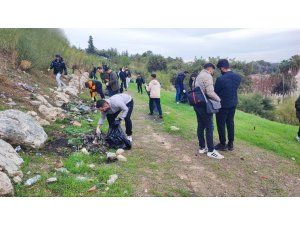 ÇÖPLERİ BELEDİYE YERİNE GÖNÜLLÜLER TOPLADI