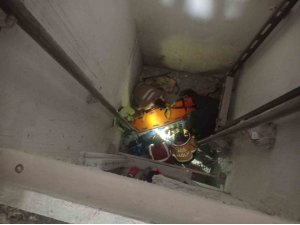 ASANSÖR BOŞLUĞUNA DÜŞEN İŞÇİ YARALANDI