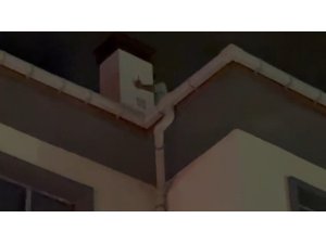 BABASIYLA TARTIŞIP, İNTİHAR İÇİN ÇATIYA ÇIKAN VATANDAŞI EKİPLER VAZGEÇİRDİ