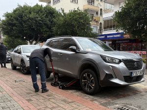 ARAÇ LASTİKLERİNİ PATLATIP ZARARINI KARŞILADI