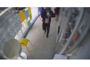 CAMEKANDAKİ CEP TELEFONUNU KAŞLA GÖZ ARASINDA ÇALAN HIRSIZIN O ANLARI KAMERADA