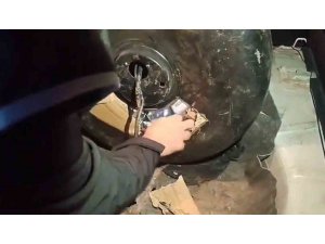 HATAY’DA KAÇAKÇILIK OPERASYONU: OTOMOBİLİN HER YERİNDEN TELEFON VE ELEKTRONİK SİGARA FIŞKIRDI