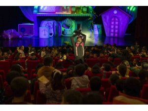 ‘BİSKÜVİ ADAM’ SAHNEYE ÇIKTI, MİNİK SEYİRCİLER KAHKAHAYA BOĞULDU