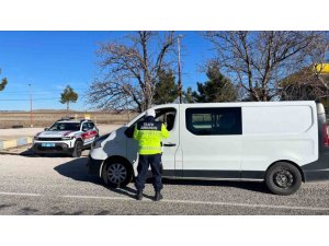 BURDUR’DA JANDARMADAN TRAFİK DENETİMİ: 502 ARAÇ VE SÜRÜCÜSÜNE PARA CEZASI