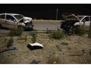 KAFA KAFAYA ÇARPIŞAN OTOMOBİLLER HURDAYA DÖNDÜ: 2 YARALI