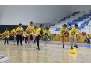 ÜCRETSİZ BASKETBOL KURSLARI ÇOCUKLARA HEM SPOR HEM GELECEK SUNUYOR