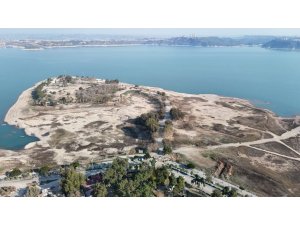 ADANA’DA YIKIM YAPILAN AMERİKAN ADASI GİRİŞİ KAYALARLA KAPATILDI