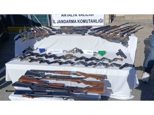 JANDARMADAN SİLAH OPERASYONU: 30 TABANCA, 27 AV TÜFEĞİ ELE GEÇİRİLDİ
