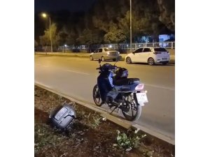 DİREKSİYON HAKİMİYETİNİ KAYBEDİP REFÜJE ÇARPAN MOTOSİKLET SÜRÜCÜSÜ ÖLDÜ