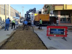 AKDENİZ’DE YOL ÇALIŞMALARI HIZ KESMİYOR