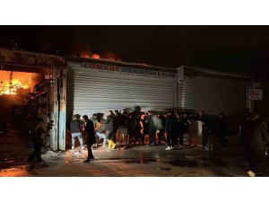 ALEVLERE TESLİM OLAN İŞ YERLERİNDEKİ ARAÇLARI KURTARMAK İÇİN ZAMANLA YARIŞTILAR