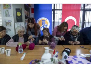 ALZHEİMER HASTALARI SANAT TERAPİSİYLE HAYATA TUTUNUYOR