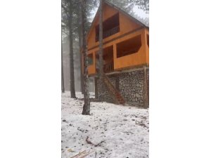 AMANOSLAR’DA KIŞIN İLK HABERCİSİ: ZORKUN YAYLASI BEYAZA BÜRÜNDÜ