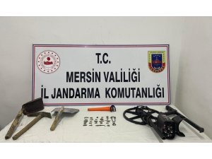 KAÇAK KAZI YAPAN 2 ŞÜPHELİ TARİHİ ESERLERLE YAKALANDI