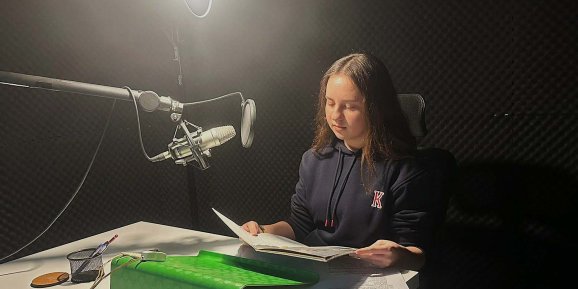 LİSELİLER SESLERİYLE  KİTAPLARA HAYAT VERİYOR