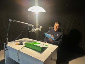 LİSELİLER SESLERİYLE KİTAPLARA HAYAT VERİYOR