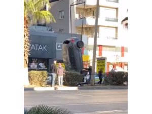 OTOMOBİLİN TAKLA ATIP TERS DÖNDÜĞÜ ANLAR KAMERAYA YANSIDI