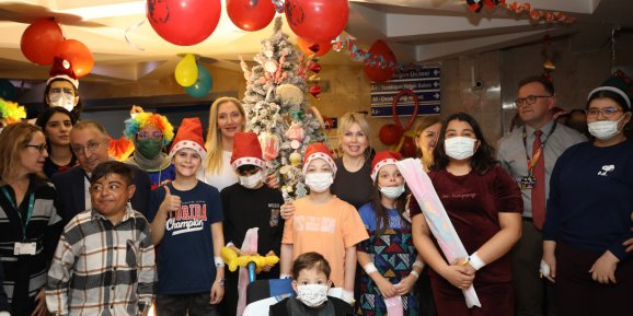 AÜ HASTANESİ'NDE YENİ YIL COŞKUSU