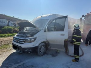 ANTAKYA’DA SEYİR HALİNDEKİ MİNİBÜSTE KORKUTAN YANGIN