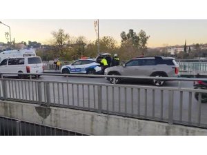 MANAVGAT KÖPRÜSÜ’NDE DEVRİLEREK OTOMOBİLE ÇARPAN MOTOSİKLETLİ YARALANDI