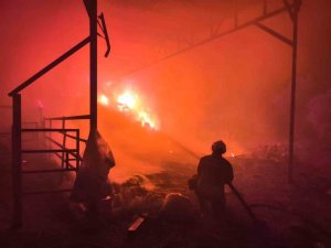 SAMANLIKTAN YÜKSELEN ALEVLER, BESİHANEYE ULAŞMADAN KONTROL ALTINA ALINDI