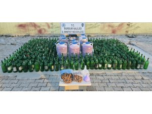 BURDUR’DA YÜZLERCE LİTRE KAÇAK ALKOL ELE GEÇİRİLDİ