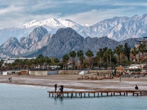 KARLI DAĞ MANZARASINA KARŞI SAHİL KEYFİ