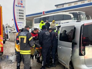 DUVARA ÇARPAN HAFİF TİCARİ ARACIN SÜRÜCÜSÜ YARALANDI