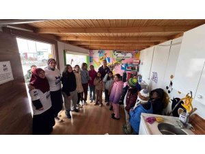 TÜRKİYE’NİN DÖRT BİR YANINDAN GÖNDERİLEN YILBAŞI İKRAMLIKLARI ÖĞRENCİLERE ULAŞTIRILDI