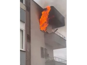 MERSİN’DE EV YANGINI ALEVLER PENCEREDEN ÇIKTI