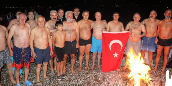 YENİ YILI DENİZDE KARŞILADILAR