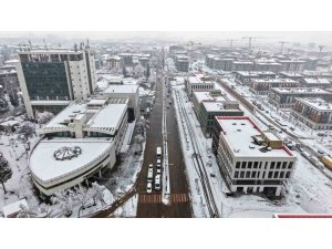 KAHRAMANMARAŞ’TA KAR SEVİNCİ YAŞANIRKEN, EKİPLER DE SAHADA GÖREV YAPIYOR