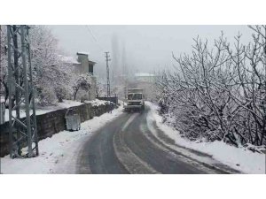 MERSİN’İN YÜKSEK KESİMLERİNDE KARLA MÜCADELE SÜRÜYOR