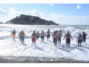 MERSİN’DE GELENEK BOZULMADI, YENİ YILIN İLK GÜNÜNDE DENİZE GİRDİLER