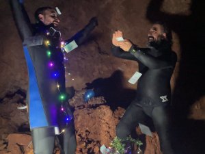 YENİ YILI SU ALTI MAĞARASINDA   KARŞILADILAR