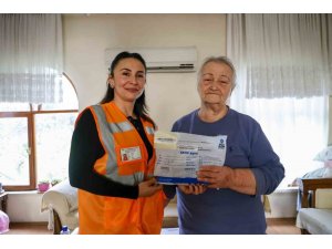 YAŞLI KADININ BİNDİĞİ OTOBÜSTE UNUTTUĞU CÜZDAN EVİNE KADAR GETİRİLİP TESLİM EDİLDİ